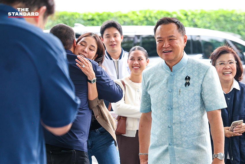 อนุทิน ชาญวีรกูล หัวหน้าพรรคภูมิใจไทย นำประชุม สส. และแกนนำพรรค ณ ที่ทำการพรรคภูมิใจไทย 23