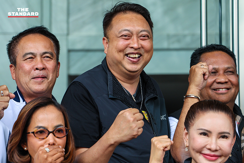 อนุทิน ชาญวีรกูล หัวหน้าพรรคภูมิใจไทย นำประชุม สส. และแกนนำพรรค ณ ที่ทำการพรรคภูมิใจไทย 3