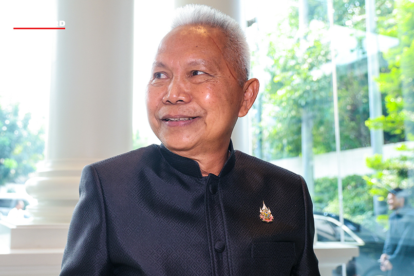 อนุทิน ชาญวีรกูล หัวหน้าพรรคภูมิใจไทย นำประชุม สส. และแกนนำพรรค ณ ที่ทำการพรรคภูมิใจไทย 9