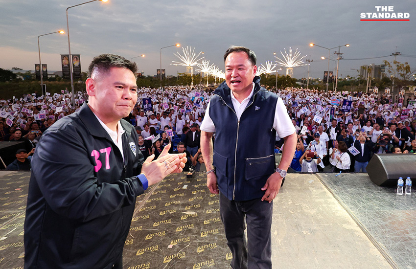 อนุทิน ชาญวีรกูล หัวหน้าพรรคภูมิใจไทย กำลังปราศรัยใหญ่บนเวทีท่ามกลางประชาชนจำนวนมากที่จังหวัดสุพรรณบุรี 1