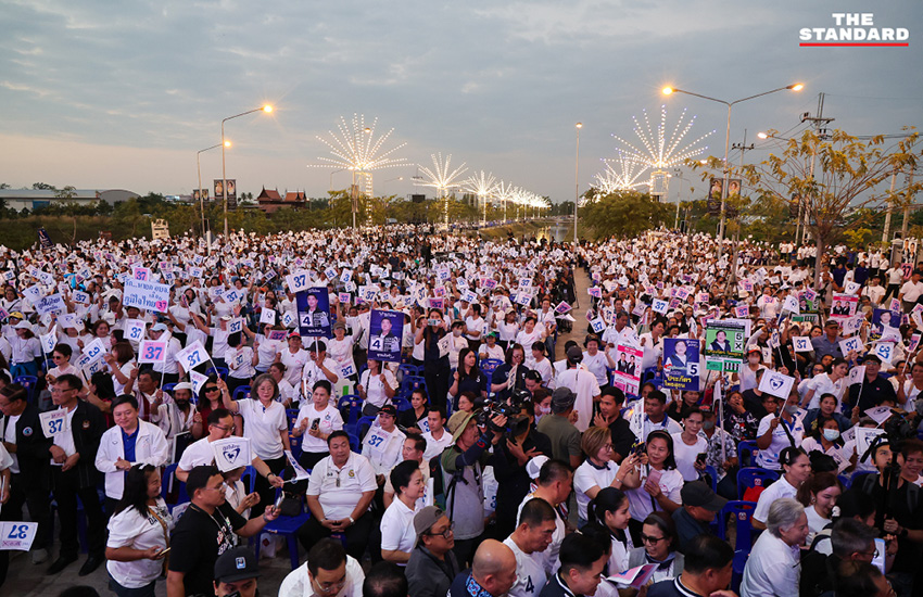 อนุทิน ชาญวีรกูล หัวหน้าพรรคภูมิใจไทย กำลังปราศรัยใหญ่บนเวทีท่ามกลางประชาชนจำนวนมากที่จังหวัดสุพรรณบุรี 10