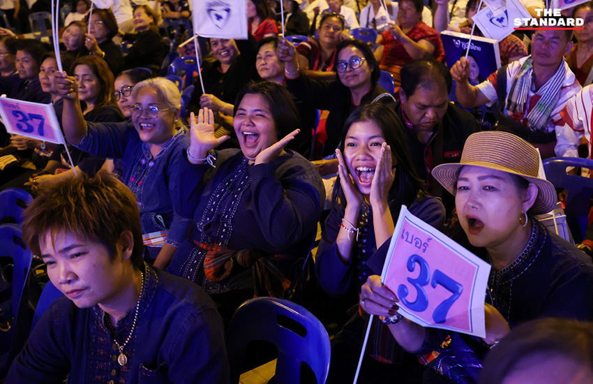 อนุทิน ชาญวีรกูล หัวหน้าพรรคภูมิใจไทย กำลังปราศรัยใหญ่บนเวทีท่ามกลางประชาชนจำนวนมากที่จังหวัดสุพรรณบุรี 11