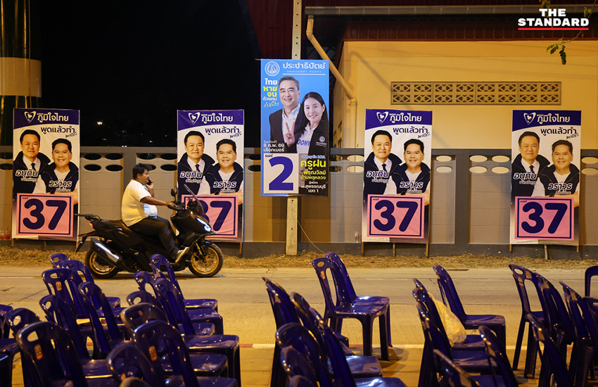 อนุทิน ชาญวีรกูล หัวหน้าพรรคภูมิใจไทย กำลังปราศรัยใหญ่บนเวทีท่ามกลางประชาชนจำนวนมากที่จังหวัดสุพรรณบุรี 12