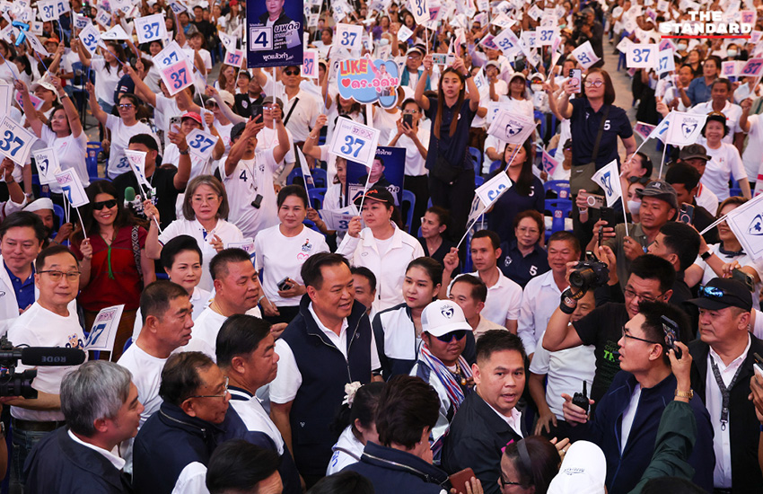 อนุทิน ชาญวีรกูล หัวหน้าพรรคภูมิใจไทย กำลังปราศรัยใหญ่บนเวทีท่ามกลางประชาชนจำนวนมากที่จังหวัดสุพรรณบุรี 3