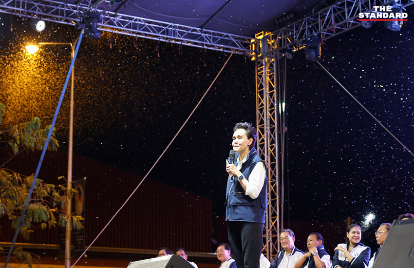 อนุทิน ชาญวีรกูล หัวหน้าพรรคภูมิใจไทย กำลังปราศรัยใหญ่บนเวทีท่ามกลางประชาชนจำนวนมากที่จังหวัดสุพรรณบุรี 4