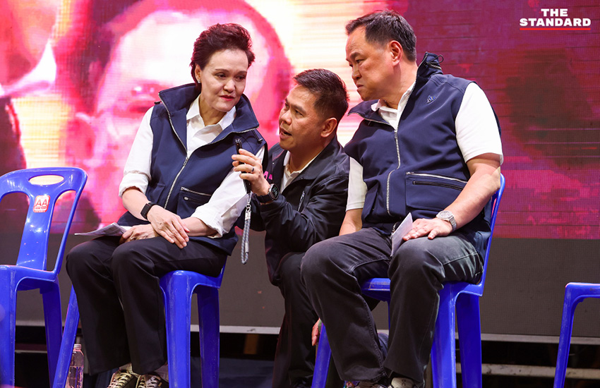 อนุทิน ชาญวีรกูล หัวหน้าพรรคภูมิใจไทย กำลังปราศรัยใหญ่บนเวทีท่ามกลางประชาชนจำนวนมากที่จังหวัดสุพรรณบุรี 5