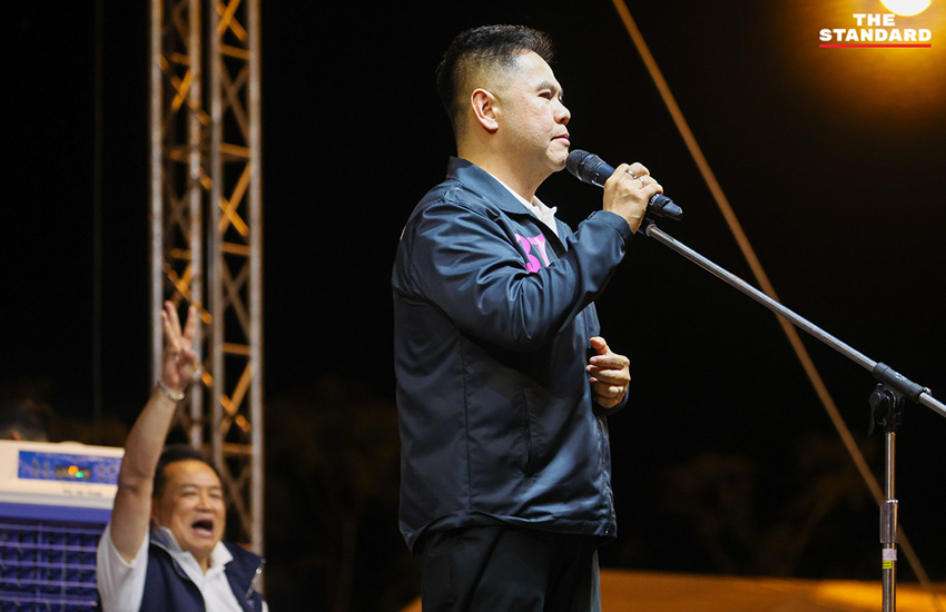 อนุทิน ชาญวีรกูล หัวหน้าพรรคภูมิใจไทย กำลังปราศรัยใหญ่บนเวทีท่ามกลางประชาชนจำนวนมากที่จังหวัดสุพรรณบุรี 7