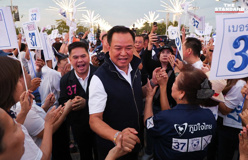 อนุทิน ชาญวีรกูล หัวหน้าพรรคภูมิใจไทย กำลังปราศรัยใหญ่บนเวทีท่ามกลางประชาชนจำนวนมากที่จังหวัดสุพรรณบุรี 8