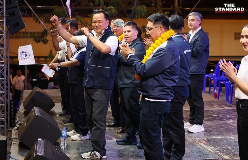 อนุทิน ชาญวีรกูล หัวหน้าพรรคภูมิใจไทย กำลังปราศรัยใหญ่บนเวทีท่ามกลางประชาชนจำนวนมากที่จังหวัดสุพรรณบุรี 9