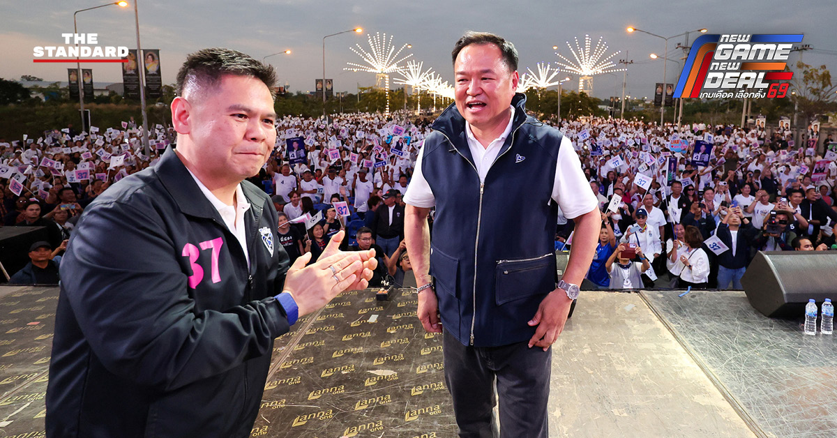 อนุทิน ชาญวีรกูล หัวหน้าพรรคภูมิใจไทย กำลังปราศรัยใหญ่บนเวทีท่ามกลางประชาชนจำนวนมากที่จังหวัดสุพรรณบุรี