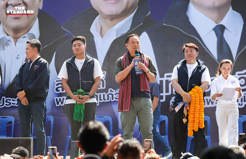 อนุทิน ชาญวีรกูล หัวหน้าพรรคภูมิใจไทย กำลังปราศรัยบนเวทีหาเสียงท่ามกลางประชาชนจำนวนมากที่จังหวัดศรีสะเกษ 1