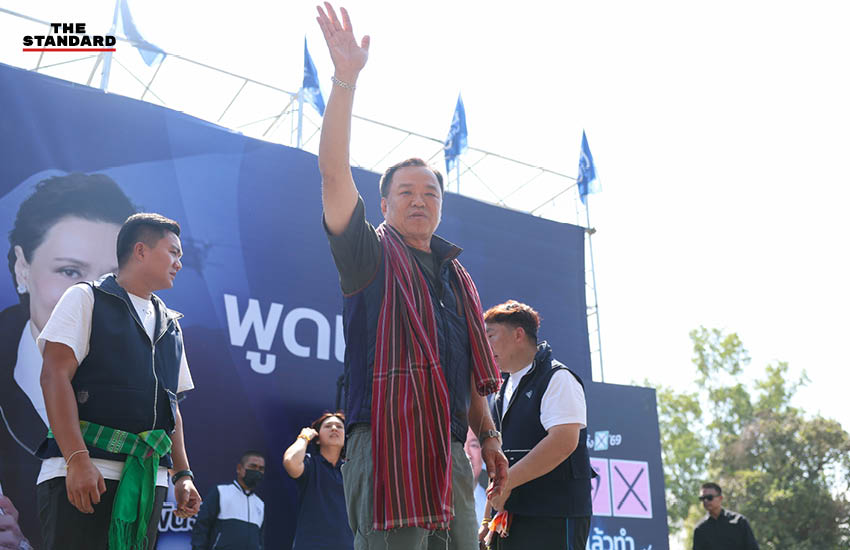 อนุทิน ชาญวีรกูล หัวหน้าพรรคภูมิใจไทย กำลังปราศรัยบนเวทีหาเสียงท่ามกลางประชาชนจำนวนมากที่จังหวัดศรีสะเกษ 3