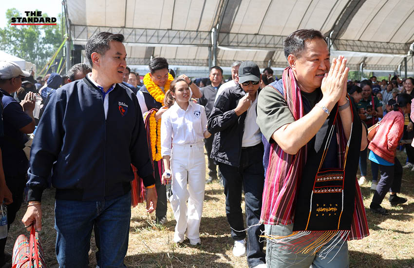 อนุทิน ชาญวีรกูล หัวหน้าพรรคภูมิใจไทย กำลังปราศรัยบนเวทีหาเสียงท่ามกลางประชาชนจำนวนมากที่จังหวัดศรีสะเกษ 4