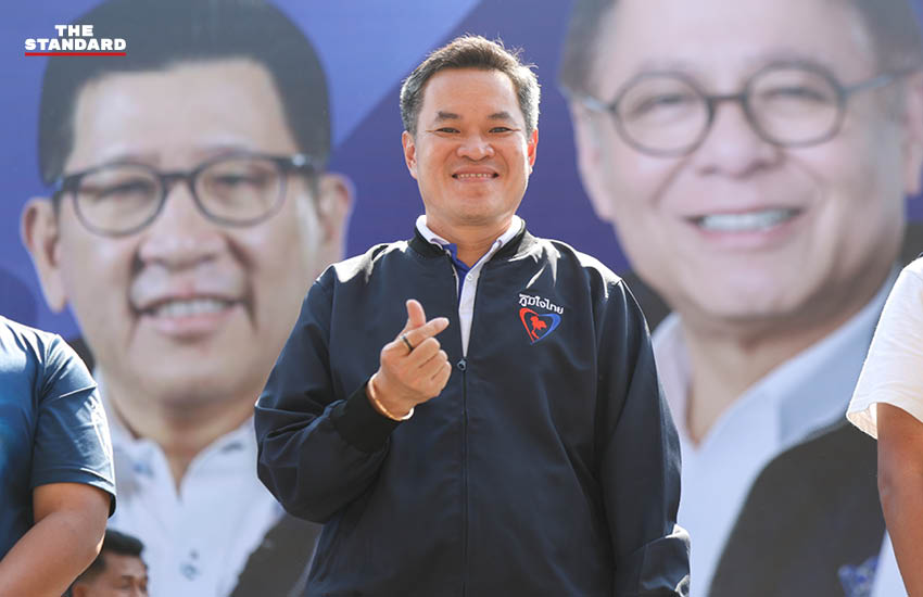 อนุทิน ชาญวีรกูล หัวหน้าพรรคภูมิใจไทย กำลังปราศรัยบนเวทีหาเสียงท่ามกลางประชาชนจำนวนมากที่จังหวัดศรีสะเกษ 6