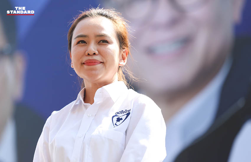 อนุทิน ชาญวีรกูล หัวหน้าพรรคภูมิใจไทย กำลังปราศรัยบนเวทีหาเสียงท่ามกลางประชาชนจำนวนมากที่จังหวัดศรีสะเกษ 7