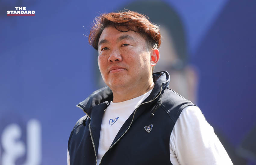 อนุทิน ชาญวีรกูล หัวหน้าพรรคภูมิใจไทย กำลังปราศรัยบนเวทีหาเสียงท่ามกลางประชาชนจำนวนมากที่จังหวัดศรีสะเกษ 8