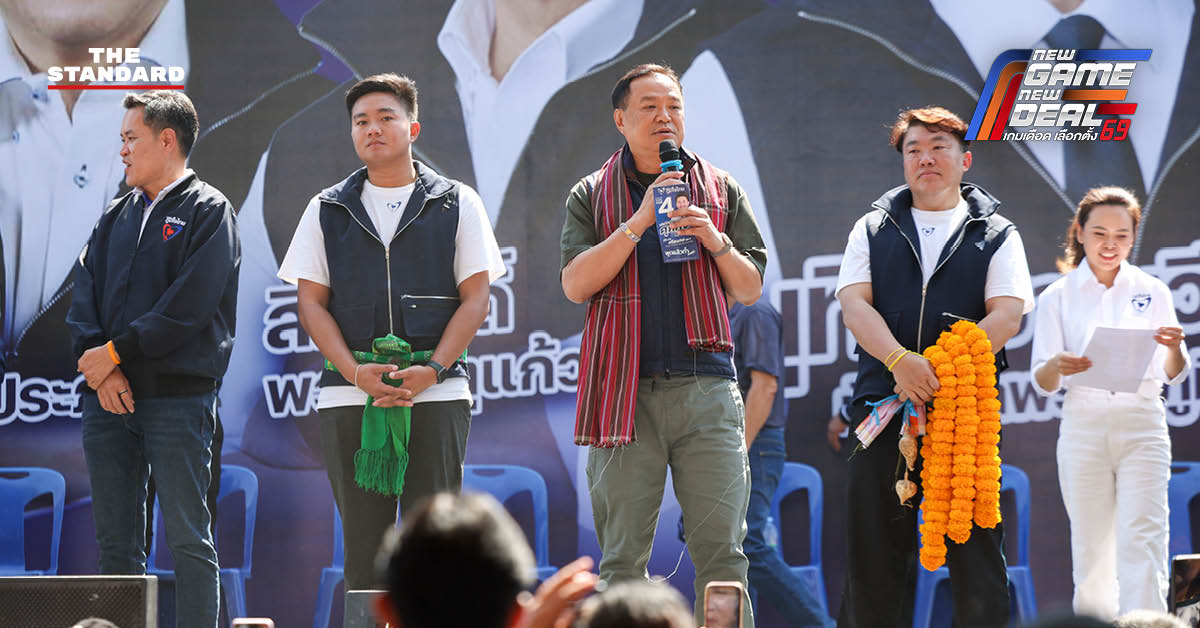 อนุทิน ชาญวีรกูล หัวหน้าพรรคภูมิใจไทย กำลังปราศรัยบนเวทีหาเสียงท่ามกลางประชาชนจำนวนมากที่จังหวัดศรีสะเกษ