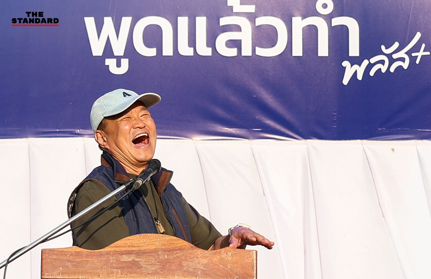 อนุทิน ชาญวีรกูล หัวหน้าพรรคภูมิใจไทย ปราศรัยหาเสียงให้ ชิตพล ไตรสรณกุล ผู้สมัคร สส.ศรีสะเกษ เขต 4 บนเวทีที่อำเภอกันทรลักษ์ 2