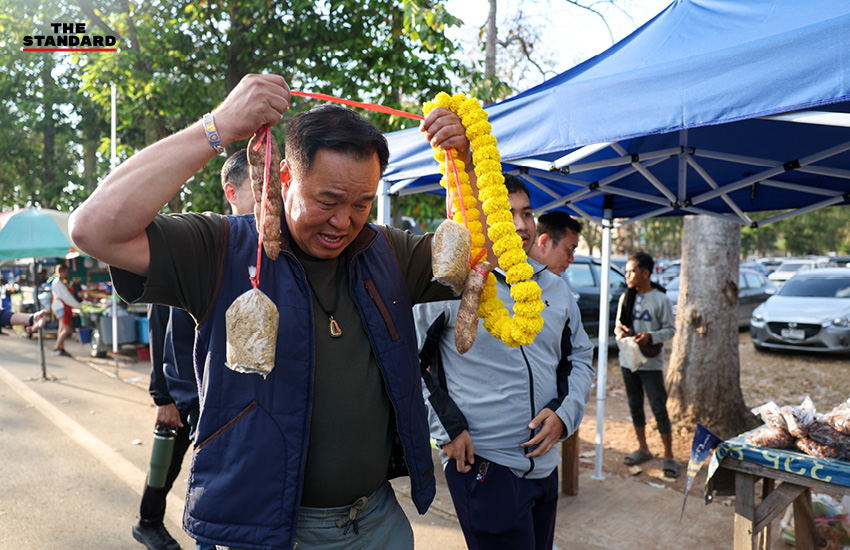 อนุทิน ชาญวีรกูล หัวหน้าพรรคภูมิใจไทย ปราศรัยหาเสียงให้ ชิตพล ไตรสรณกุล ผู้สมัคร สส.ศรีสะเกษ เขต 4 บนเวทีที่อำเภอกันทรลักษ์ 3