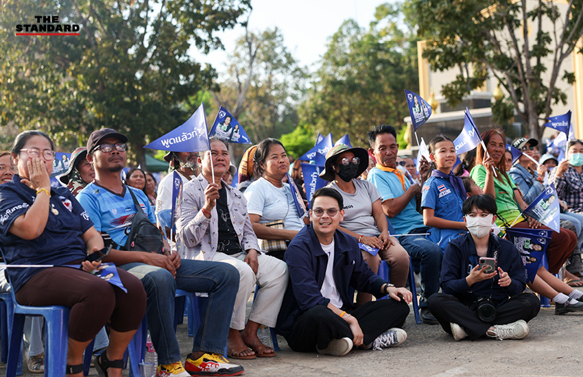 อนุทิน ชาญวีรกูล หัวหน้าพรรคภูมิใจไทย ปราศรัยหาเสียงให้ ชิตพล ไตรสรณกุล ผู้สมัคร สส.ศรีสะเกษ เขต 4 บนเวทีที่อำเภอกันทรลักษ์ 4