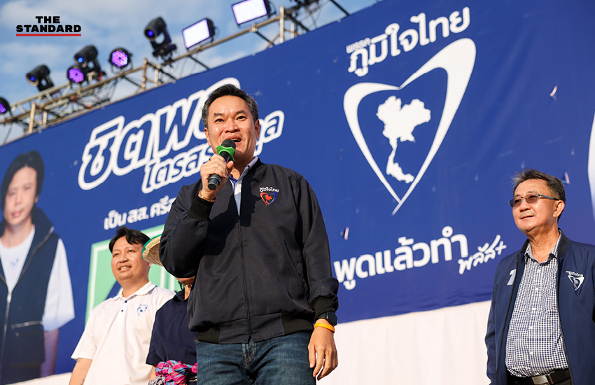 อนุทิน ชาญวีรกูล หัวหน้าพรรคภูมิใจไทย ปราศรัยหาเสียงให้ ชิตพล ไตรสรณกุล ผู้สมัคร สส.ศรีสะเกษ เขต 4 บนเวทีที่อำเภอกันทรลักษ์ 6