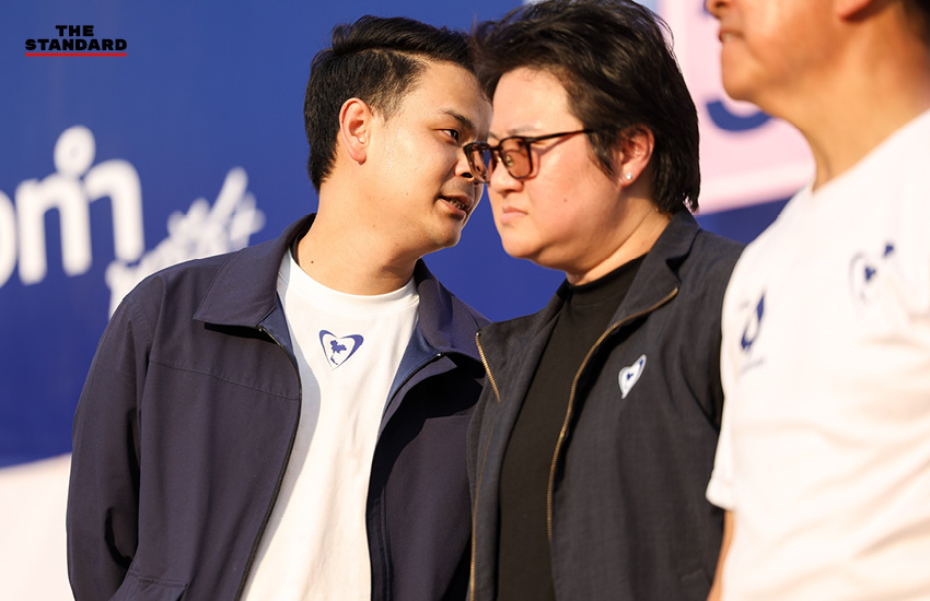 อนุทิน ชาญวีรกูล หัวหน้าพรรคภูมิใจไทย ปราศรัยหาเสียงให้ ชิตพล ไตรสรณกุล ผู้สมัคร สส.ศรีสะเกษ เขต 4 บนเวทีที่อำเภอกันทรลักษ์ 7