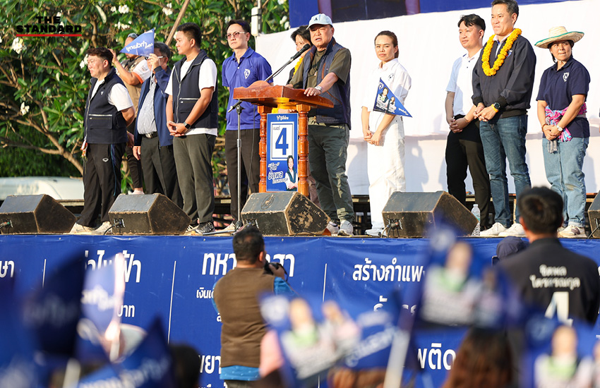 อนุทิน ชาญวีรกูล หัวหน้าพรรคภูมิใจไทย ปราศรัยหาเสียงให้ ชิตพล ไตรสรณกุล ผู้สมัคร สส.ศรีสะเกษ เขต 4 บนเวทีที่อำเภอกันทรลักษ์ 8