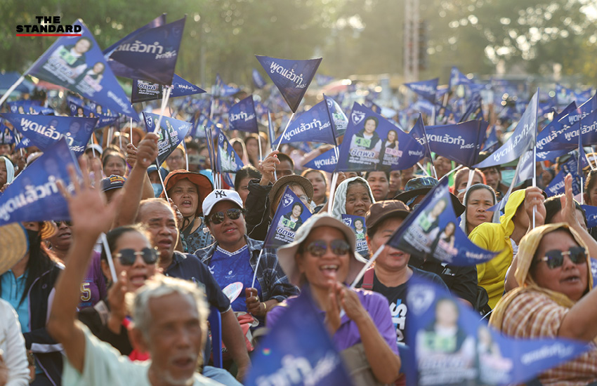 อนุทิน ชาญวีรกูล หัวหน้าพรรคภูมิใจไทย ปราศรัยหาเสียงให้ ชิตพล ไตรสรณกุล ผู้สมัคร สส.ศรีสะเกษ เขต 4 บนเวทีที่อำเภอกันทรลักษ์ 9