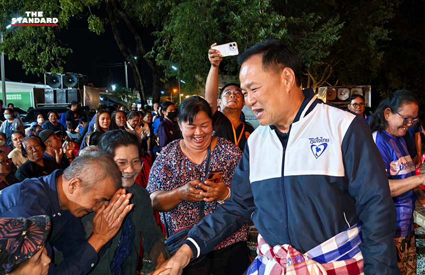 ภาพ นายอนุทิน ชาญวีรกูล หัวหน้าพรรคภูมิใจไทย กำลังทักทายประชาชนในระหว่างหาเสียงที่ตลาดหาดเสี้ยว จังหวัดสุโขทัย 1