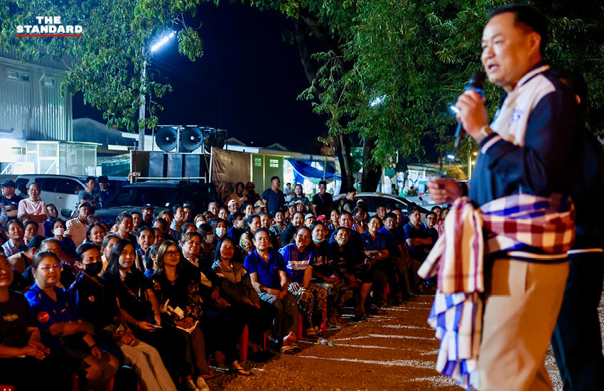ภาพ นายอนุทิน ชาญวีรกูล หัวหน้าพรรคภูมิใจไทย กำลังทักทายประชาชนในระหว่างหาเสียงที่ตลาดหาดเสี้ยว จังหวัดสุโขทัย 2