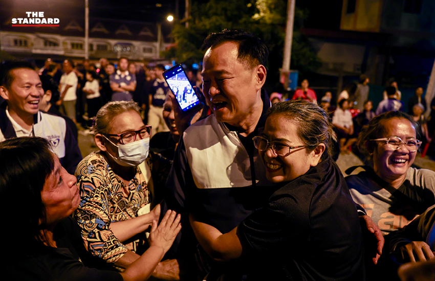 ภาพ นายอนุทิน ชาญวีรกูล หัวหน้าพรรคภูมิใจไทย กำลังทักทายประชาชนในระหว่างหาเสียงที่ตลาดหาดเสี้ยว จังหวัดสุโขทัย 3