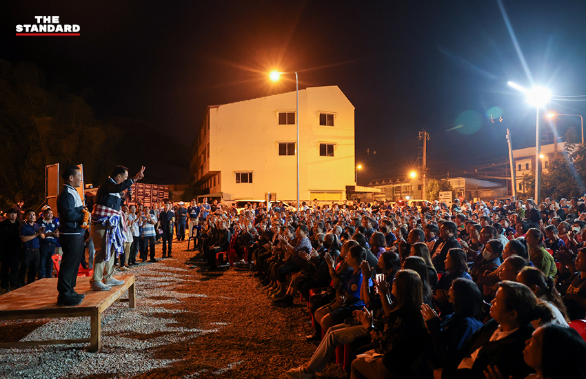 ภาพ นายอนุทิน ชาญวีรกูล หัวหน้าพรรคภูมิใจไทย กำลังทักทายประชาชนในระหว่างหาเสียงที่ตลาดหาดเสี้ยว จังหวัดสุโขทัย 4