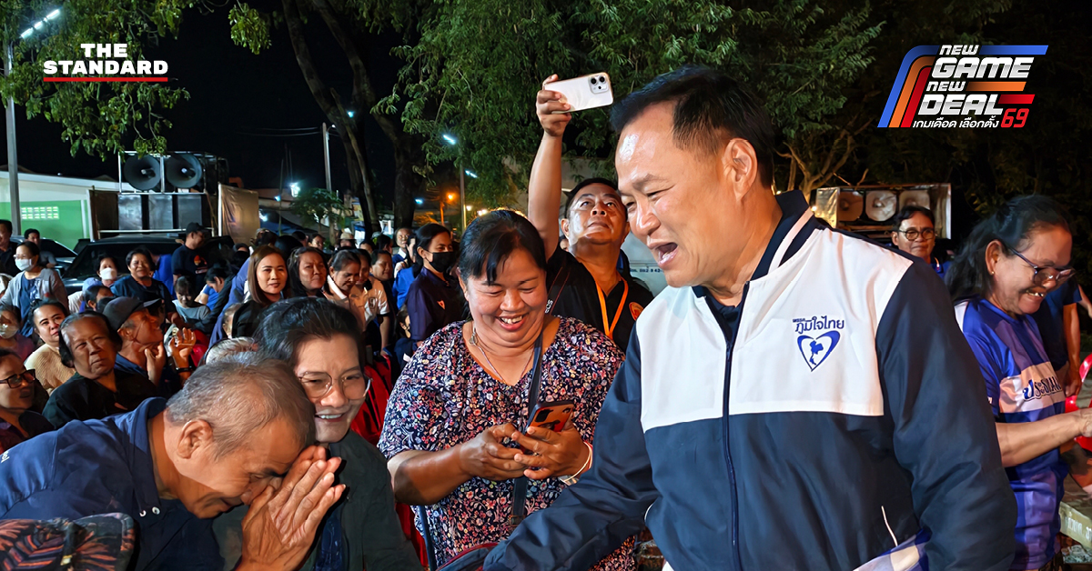 ภาพ นายอนุทิน ชาญวีรกูล หัวหน้าพรรคภูมิใจไทย กำลังทักทายประชาชนในระหว่างหาเสียงที่ตลาดหาดเสี้ยว จังหวัดสุโขทัย