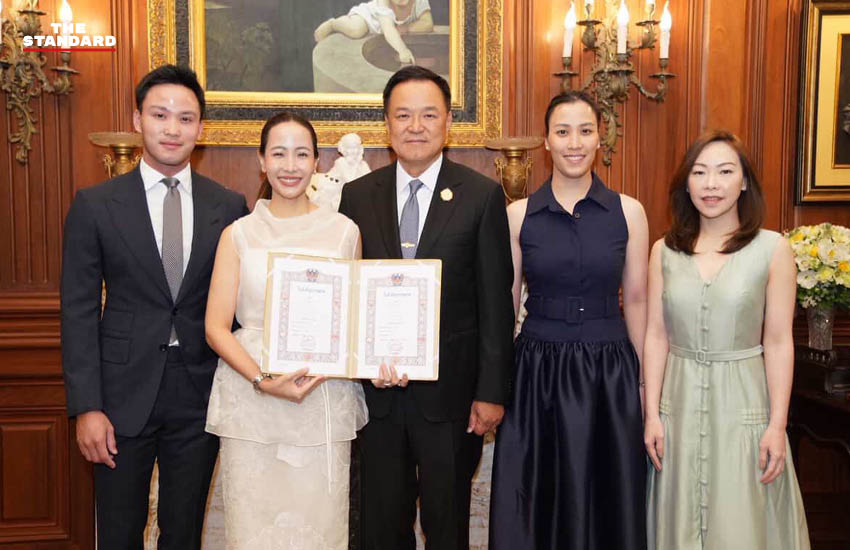 อนุทิน ชาญวีรกูล และ ธนนนท์ นิรามิษ จดทะเบียนสมรสที่บ้านพักส่วนตัว โดยมีครอบครัวร่วมเป็นสักขีพยาน 2