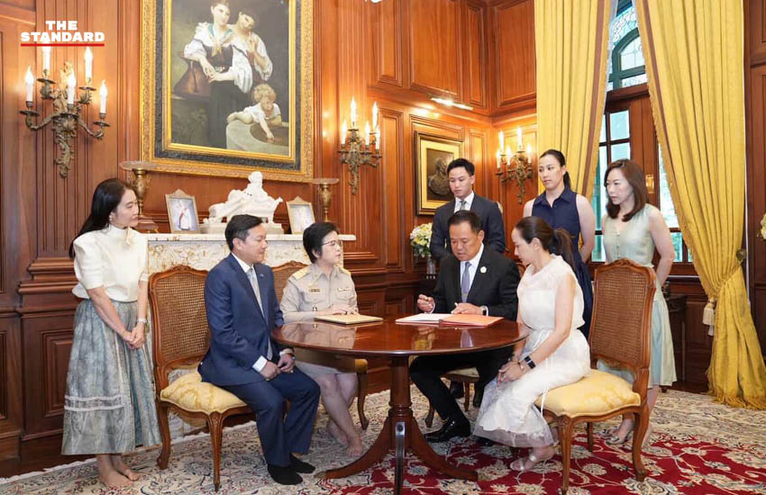 อนุทิน ชาญวีรกูล และ ธนนนท์ นิรามิษ จดทะเบียนสมรสที่บ้านพักส่วนตัว โดยมีครอบครัวร่วมเป็นสักขีพยาน 3