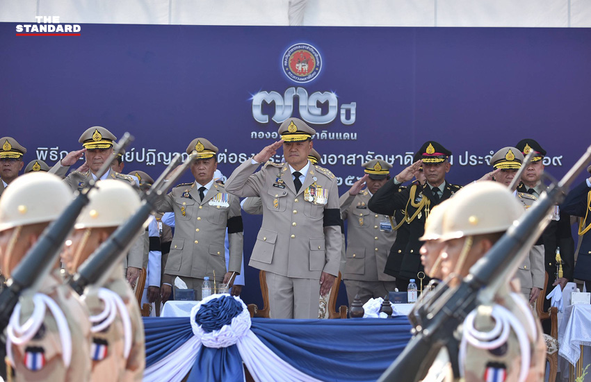 อนุทิน ชาญวีรกูล เป็นประธานในพิธีสดุดีกองอาสารักษาดินแดน นำกำลังพล อส. ถวายสัตย์ปฏิญาณตนต่อธงประจำกอง 1