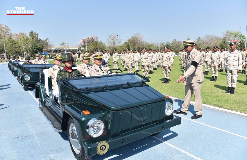 อนุทิน ชาญวีรกูล เป็นประธานในพิธีสดุดีกองอาสารักษาดินแดน นำกำลังพล อส. ถวายสัตย์ปฏิญาณตนต่อธงประจำกอง 2