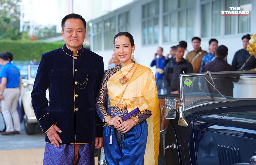 อนุทิน ชาญวีรกูล และ ภรรยา ธนนนท์ นิรามิษ สวมชุดไทยงดงาม นั่งรถโบราณร่วมพิธีเปิดงานพระนครคีรี-เมืองเพชร ณ จังหวัดเพชรบุรี 1