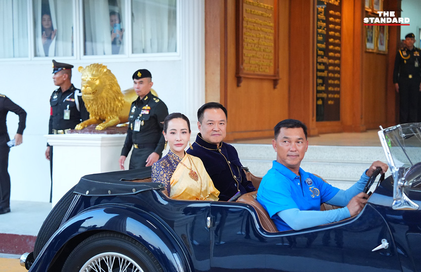 อนุทิน ชาญวีรกูล และ ภรรยา ธนนนท์ นิรามิษ สวมชุดไทยงดงาม นั่งรถโบราณร่วมพิธีเปิดงานพระนครคีรี-เมืองเพชร ณ จังหวัดเพชรบุรี 3