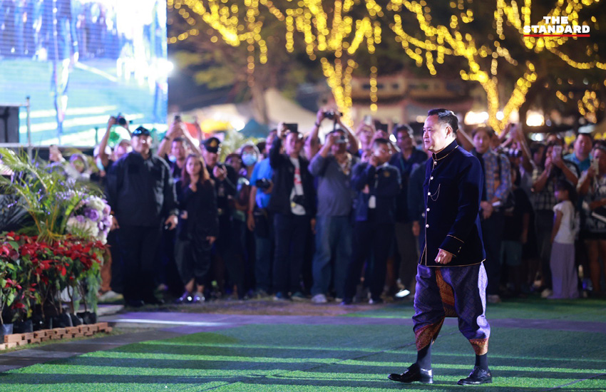อนุทิน ชาญวีรกูล และ ภรรยา ธนนนท์ นิรามิษ สวมชุดไทยงดงาม นั่งรถโบราณร่วมพิธีเปิดงานพระนครคีรี-เมืองเพชร ณ จังหวัดเพชรบุรี 4