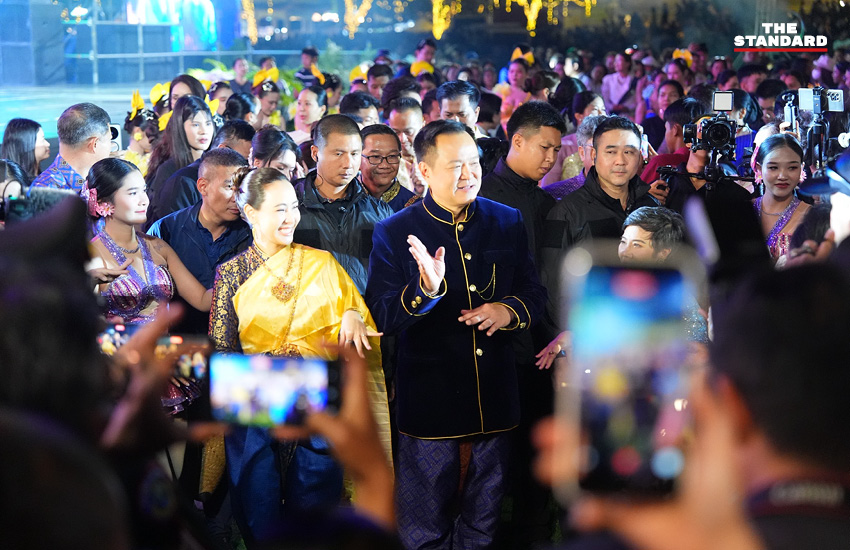 อนุทิน ชาญวีรกูล และ ภรรยา ธนนนท์ นิรามิษ สวมชุดไทยงดงาม นั่งรถโบราณร่วมพิธีเปิดงานพระนครคีรี-เมืองเพชร ณ จังหวัดเพชรบุรี 5