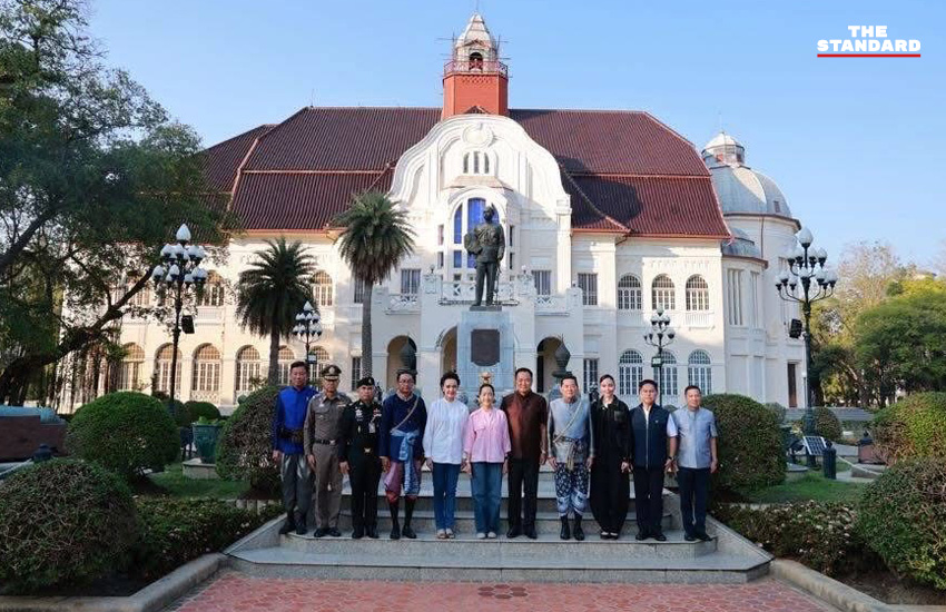 อนุทิน ชาญวีรกูล และ ภรรยา ธนนนท์ นิรามิษ สวมชุดไทยงดงาม นั่งรถโบราณร่วมพิธีเปิดงานพระนครคีรี-เมืองเพชร ณ จังหวัดเพชรบุรี 6