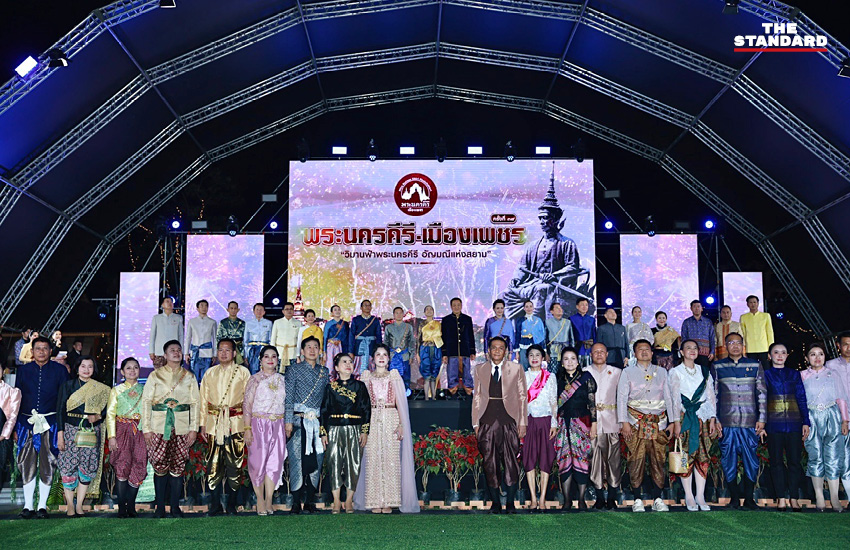 อนุทิน ชาญวีรกูล และ ภรรยา ธนนนท์ นิรามิษ สวมชุดไทยงดงาม นั่งรถโบราณร่วมพิธีเปิดงานพระนครคีรี-เมืองเพชร ณ จังหวัดเพชรบุรี 7