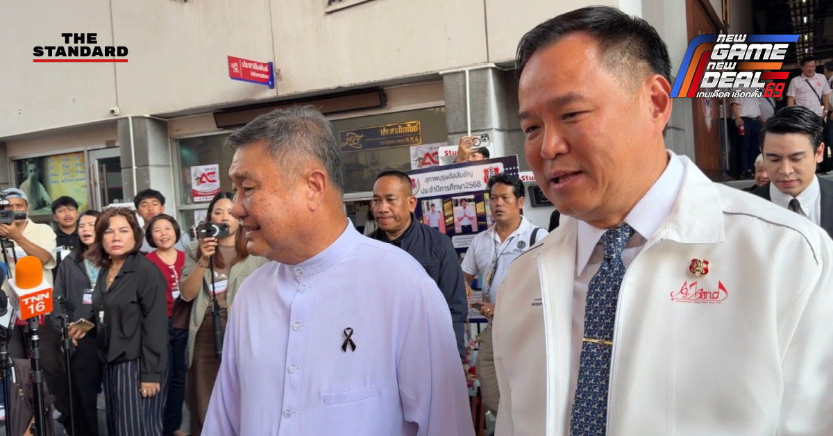 ภาพ อนุทิน ชาญวีรกูล หัวหน้าพรรคภูมิใจไทย กำลังให้สัมภาษณ์ประเด็นทางการเมือง