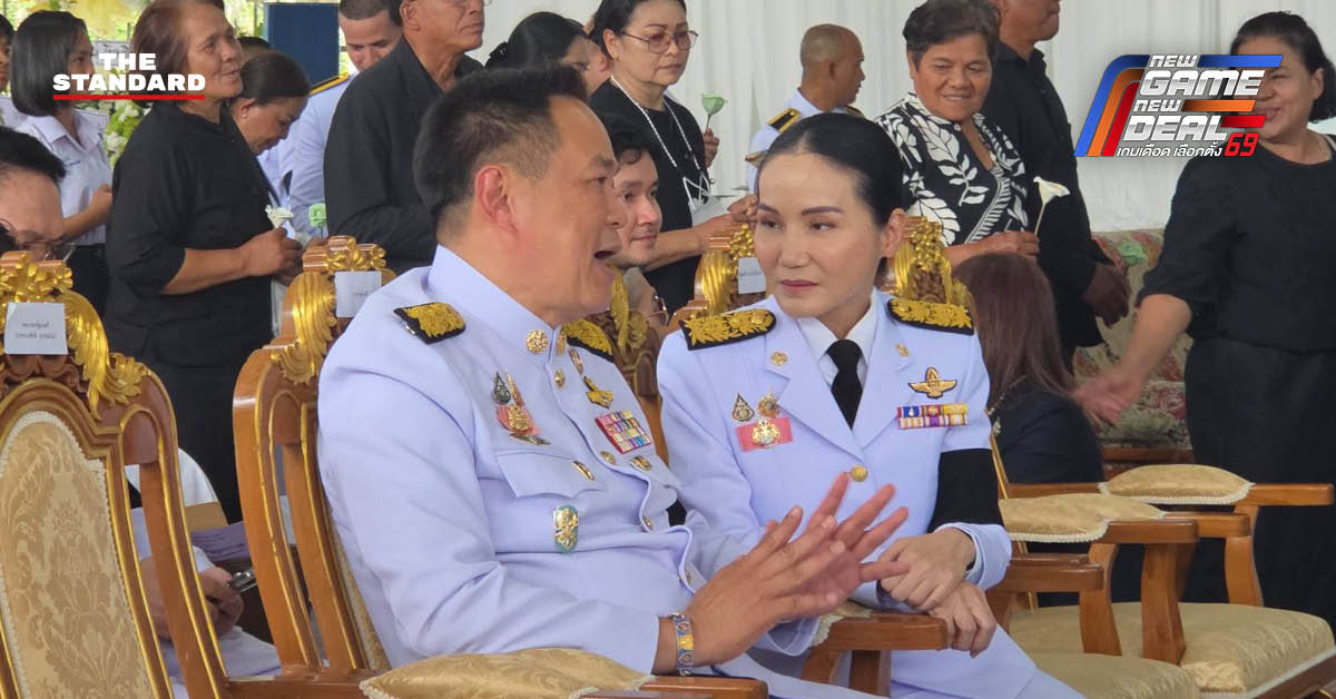 อนุทิน ชาญวีรกูล หัวหน้าพรรคภูมิใจไทย สนทนากับ นฤมล ภิญโญสินวัฒน์ หัวหน้าพรรคกล้าธรรม ระหว่างร่วมงานพิธีศพ โดยมี วราวุธ ศิลปอาชา และ ไตรศุลี ไตรสรณกุล ยืนอยู่ใกล้ๆ