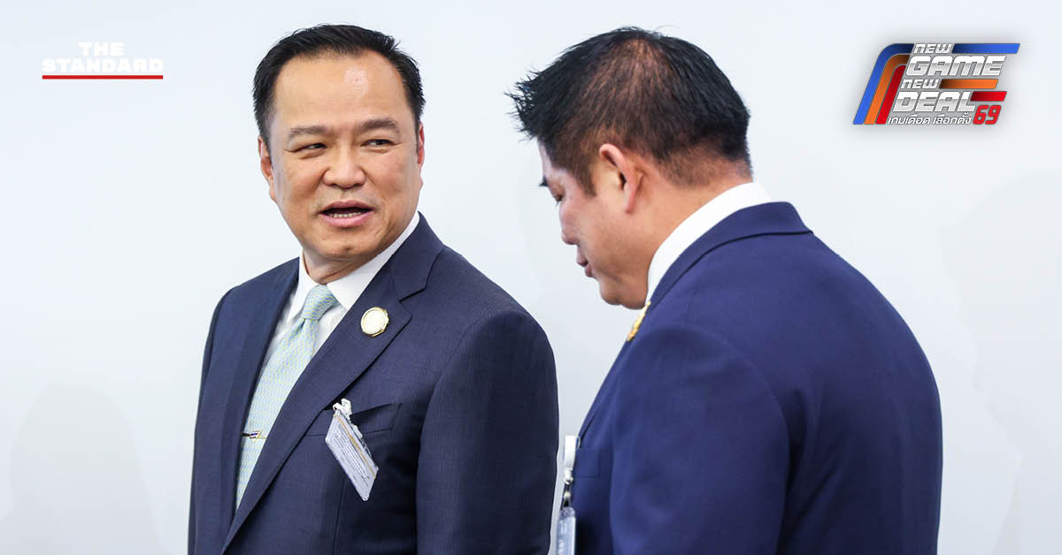 อนุทิน ชาญวีรกูล ให้สัมภาษณ์สื่อมวลชนที่ท่าอากาศยานทหาร 2 กองบิน 6