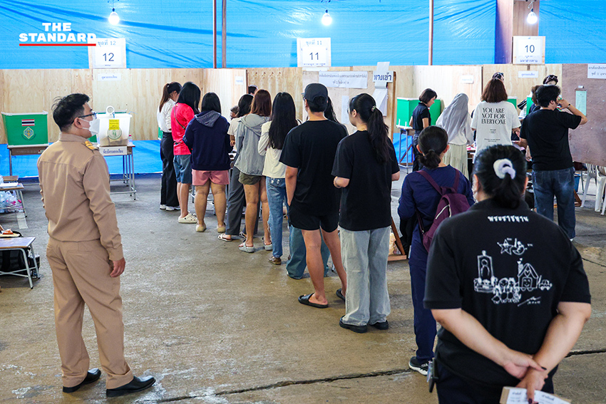 ประชาชนจำนวนมากโดยเฉพาะวัยรุ่นต่อแถวรอลงประชามตินอกเขตเลือกตั้งที่ย่านอารีย์อย่างคึกคัก 1