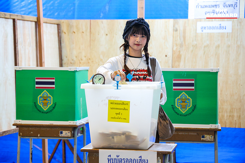 ประชาชนจำนวนมากโดยเฉพาะวัยรุ่นต่อแถวรอลงประชามตินอกเขตเลือกตั้งที่ย่านอารีย์อย่างคึกคัก 2