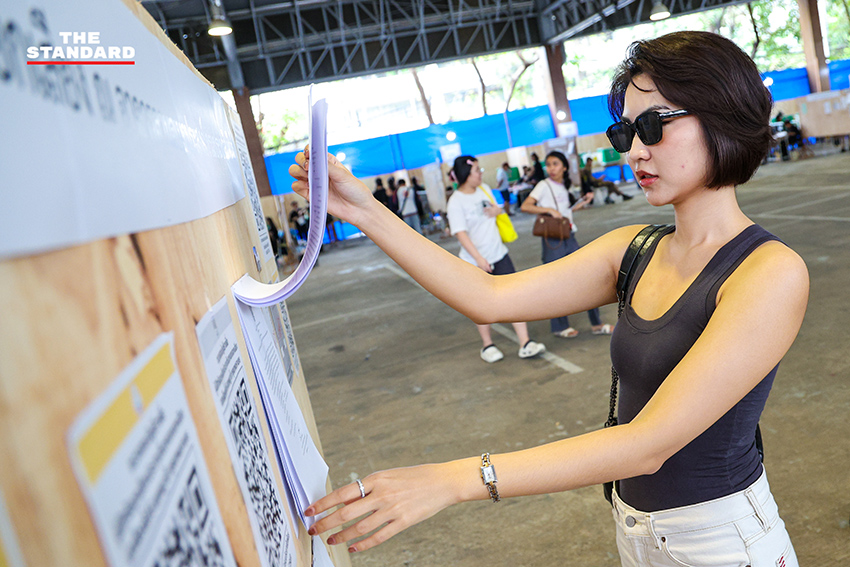 ประชาชนจำนวนมากโดยเฉพาะวัยรุ่นต่อแถวรอลงประชามตินอกเขตเลือกตั้งที่ย่านอารีย์อย่างคึกคัก 3