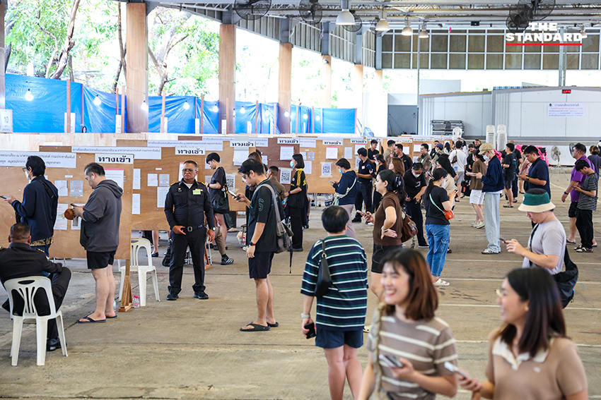 ประชาชนจำนวนมากโดยเฉพาะวัยรุ่นต่อแถวรอลงประชามตินอกเขตเลือกตั้งที่ย่านอารีย์อย่างคึกคัก 4